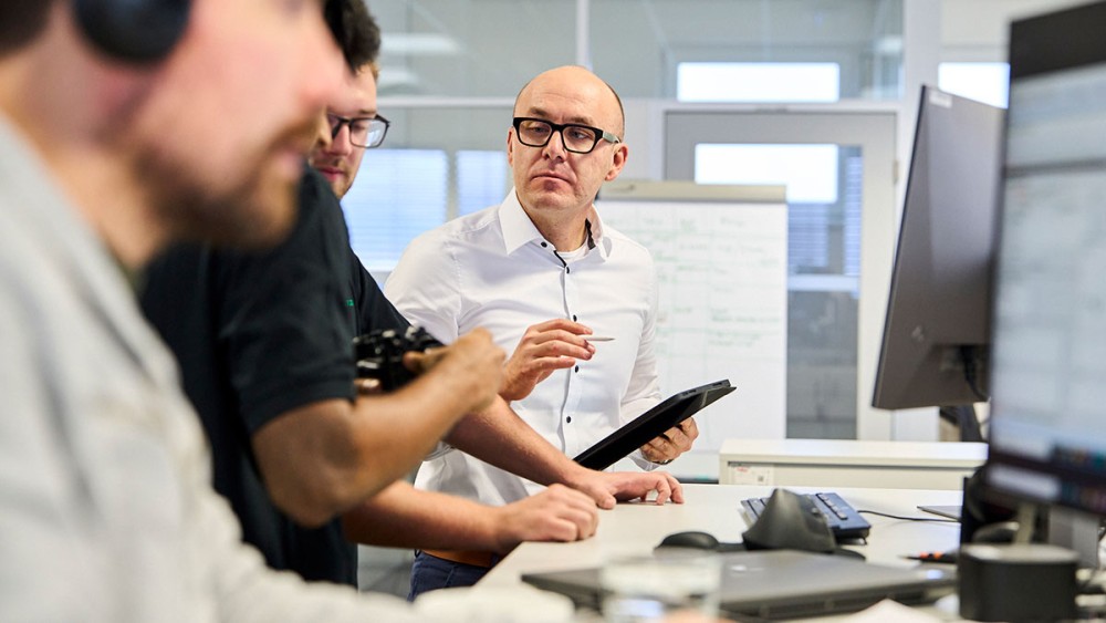 Tomáš Drga vedoucí R&Dspolečně s týmem analyzuje snímek a diskutuje klíčové detaily.