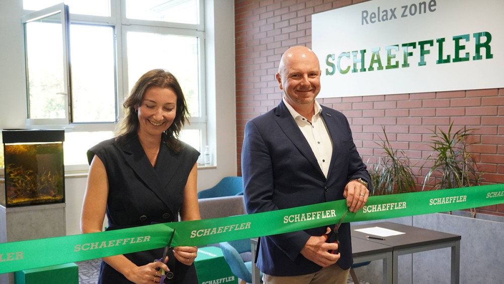 Pásku Schaeffler Relax Zone přestřihli děkanka FIM UHK prof. Ing. Mgr. Petra Marešová, Ph.D., MBA, a Lukáš Rosůlek, Country Head Schaeffler Česká republika a zároveň jednatel společnosti. (Fotografie: Schaeffler)